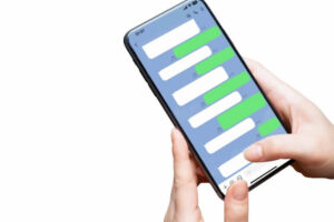 スマホでLINEをしている手元　イメージ画像