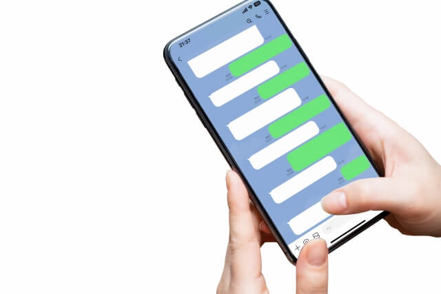 スマホでLINEをしている手元　イメージ画像