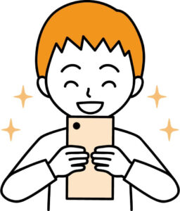 スマホのアプリを見て嬉しそうな男性　イメージ画像