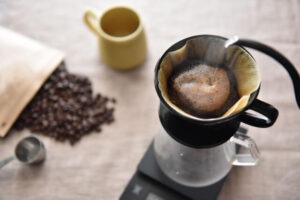 コーヒー豆とコーヒーメーカーとカップ　イメージ画像