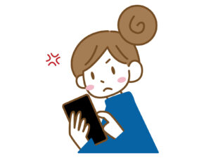 スマホを持って怒っている女性　イメージ画像