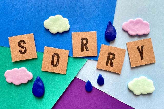 SORRYの文字と雨　曇りのイラスト